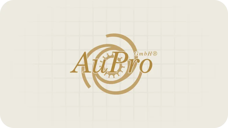 Logo der AuPro GmbH mit Zahnraddesign und zwei kreisförmigen Bögen.